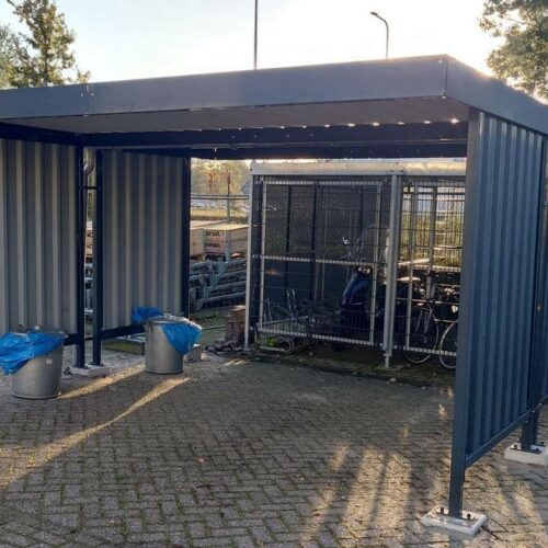 Fietsoverkapping Leipzig – Budgetvriendelijk & Schakelbaar 91 De vlakke dakconstructie van de Leipzig fietsoverkapping, uitgevoerd in hoogwaardige trapeziumplaat, zorgt voor een moderne uitstraling, zoals op de afbeelding te zien bij Scania